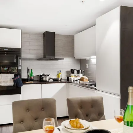 Solsiden Modern Stay: King Beds, Private Entry