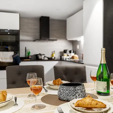 Apartament Solsiden Modern Stay: King Beds, Private Entry