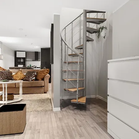 Solsiden Modern Stay: King Beds, Private Entry *