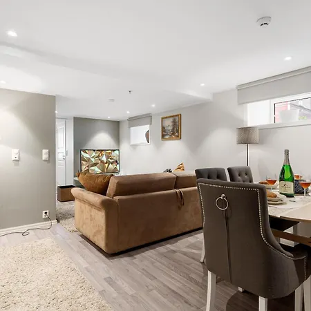 Daire Solsiden Modern Stay: King Beds, Private Entry *