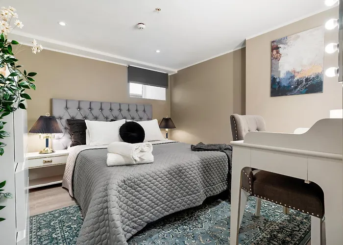 Solsiden Modern Stay: King Beds, Private Entry 特隆赫姆
