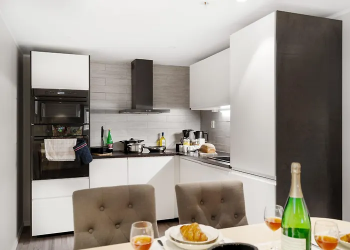 Solsiden Modern Stay: King Beds, Private Entry