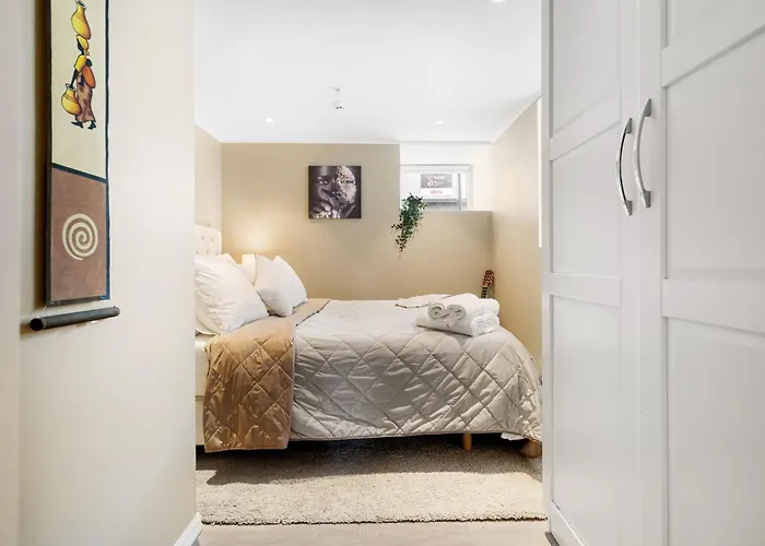 公寓 Solsiden Modern Stay: King Beds, Private Entry
